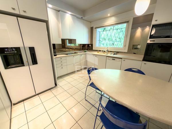 Maison familiale de 280 m² en hyper-centre d'Ecully, T2 indépendant