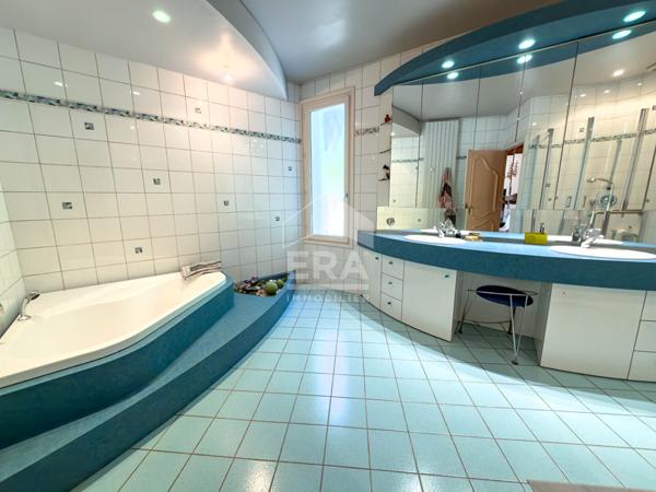 Maison familiale de 280 m² en hyper-centre d'Ecully, T2 indépendant