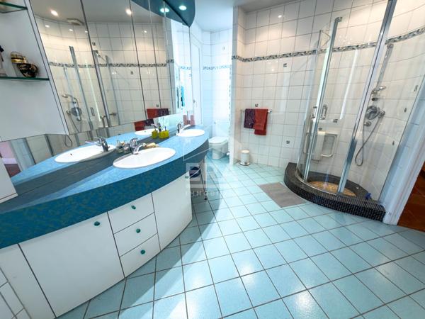 Maison familiale de 280 m² en hyper-centre d'Ecully, T2 indépendant