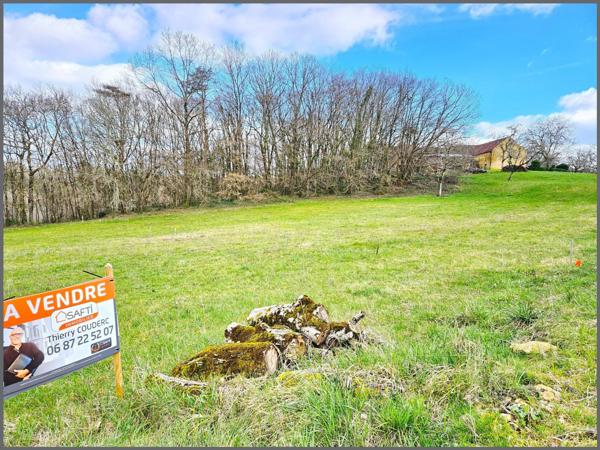 Terrain constructible de 2573 m² en campagne.