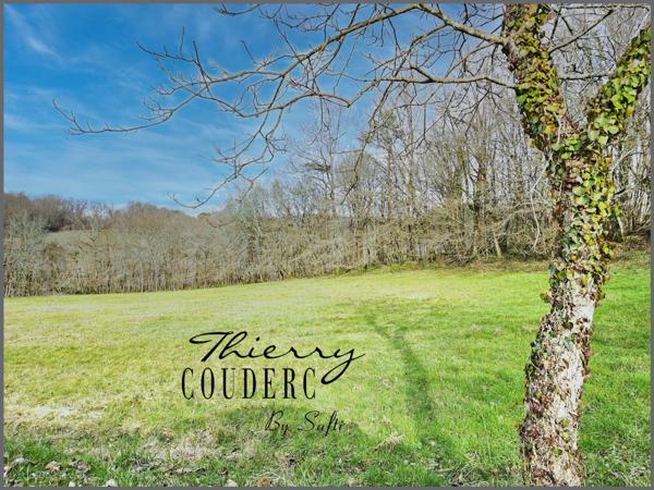 Terrain constructible de 2573 m² en campagne.