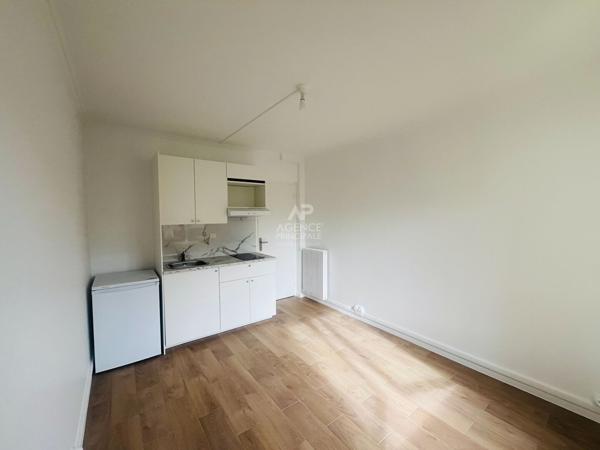 "Versailles quartier de l'Ermitage" Très joli studio meublé entièrement rénové avec place de parking ! Loyer 890 €/mois charges comprises **  - Référence  28019
