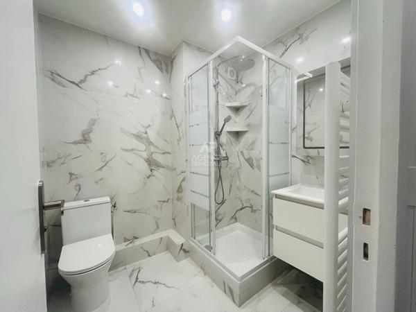 "Versailles quartier de l'Ermitage" Très joli studio meublé entièrement rénové avec place de parking ! Loyer 890 €/mois charges comprises **  - Référence  28019