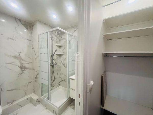 "Versailles quartier de l'Ermitage" Très joli studio meublé entièrement rénové avec place de parking ! Loyer 890 €/mois charges comprises **  - Référence  28019