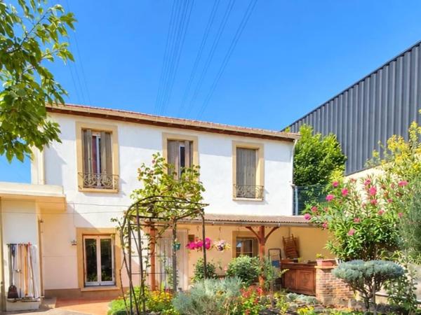 2 Maisons total 174m2  à vendre et un grand garage de 85m2  à  8 minutes de la Gare RER D Vert de Maisons
