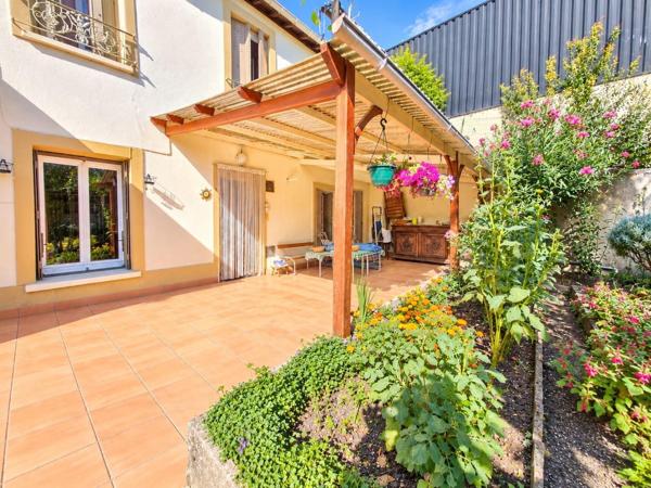 2 Maisons total 174m2  à vendre et un grand garage de 85m2  à  8 minutes de la Gare RER D Vert de Maisons