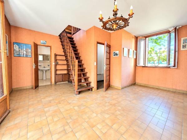 2 Maisons total 174m2  à vendre et un grand garage de 85m2  à  8 minutes de la Gare RER D Vert de Maisons