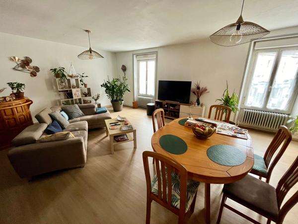 LUCON 85400 IMMEUBLE DE RAPPORT COMPRENANT MURS COMMERCIAUX ET APPARTEMENT T4 AVEC FORTE RENTABILITE