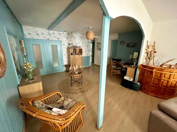 LUCON 85400 IMMEUBLE DE RAPPORT COMPRENANT MURS COMMERCIAUX ET APPARTEMENT T4 AVEC FORTE RENTABILITE