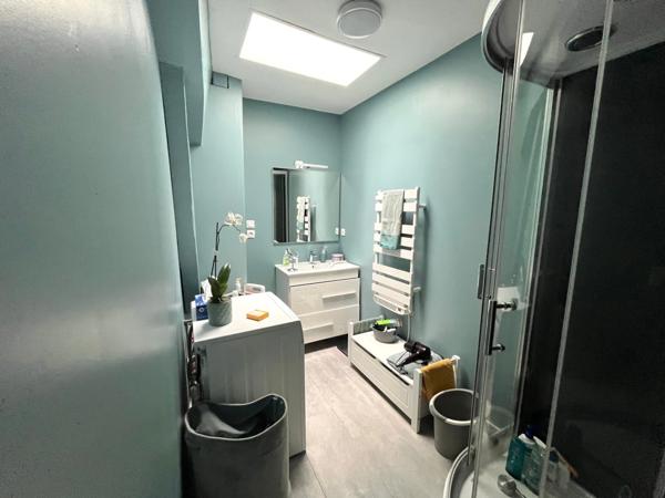 LUCON 85400 IMMEUBLE DE RAPPORT COMPRENANT MURS COMMERCIAUX ET APPARTEMENT T4 AVEC FORTE RENTABILITE