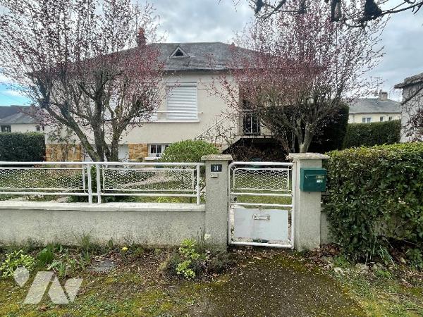 A LA CHAUSSEE SAINT VICTOR