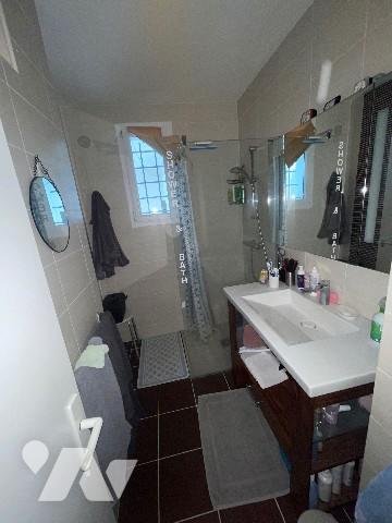 A LA CHAUSSEE SAINT VICTOR