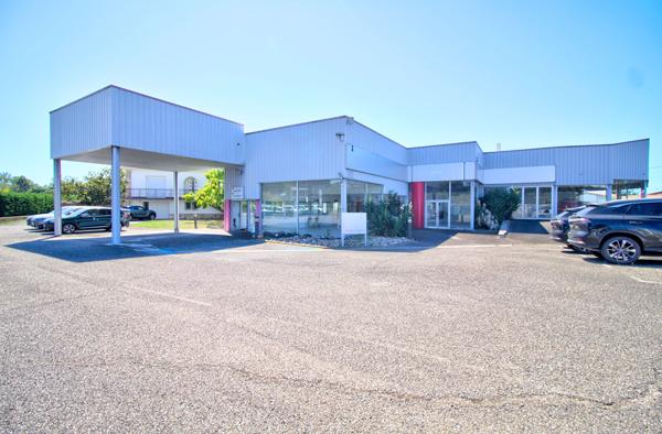 Ensemble immobilier aux portes d'Agen - Local commercial avec atelier de 1500 m² , Maison de 170m2 avec piscine et terrain constructible de 3050m2