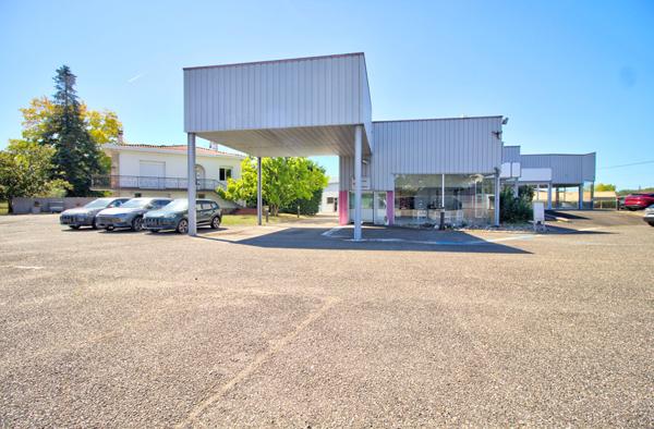 Ensemble immobilier aux portes d'Agen - Local commercial avec atelier de 1500 m² , Maison de 170m2 avec piscine et terrain constructible de 3050m2