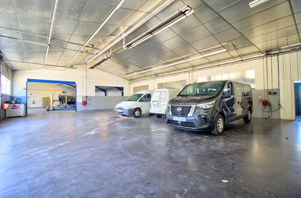 Ensemble immobilier aux portes d'Agen - Local commercial avec atelier de 1500 m² , Maison de 170m2 avec piscine et terrain constructible de 3050m2
