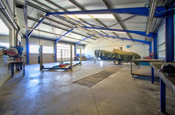 Ensemble immobilier aux portes d'Agen - Local commercial avec atelier de 1500 m² , Maison de 170m2 avec piscine et terrain constructible de 3050m2