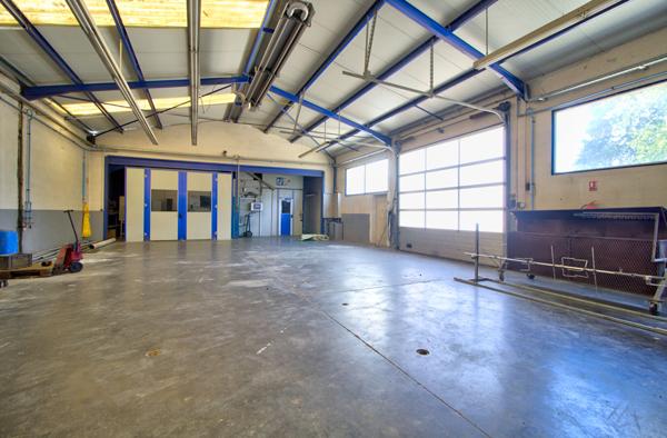 Ensemble immobilier aux portes d'Agen - Local commercial avec atelier de 1500 m² , Maison de 170m2 avec piscine et terrain constructible de 3050m2