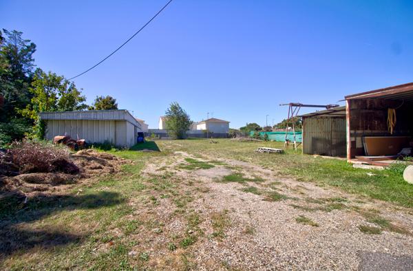 Ensemble immobilier aux portes d'Agen - Local commercial avec atelier de 1500 m² , Maison de 170m2 avec piscine et terrain constructible de 3050m2