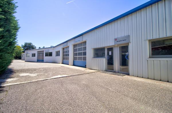 Ensemble immobilier aux portes d'Agen - Local commercial avec atelier de 1500 m² , Maison de 170m2 avec piscine et terrain constructible de 3050m2