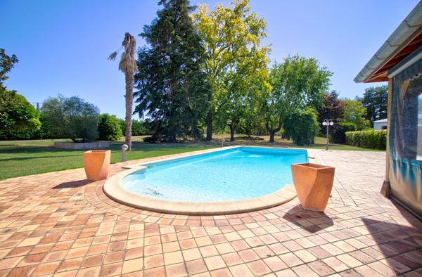 Ensemble immobilier aux portes d'Agen - Local commercial avec atelier de 1500 m² , Maison de 170m2 avec piscine et terrain constructible de 3050m2