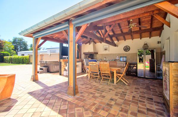 Ensemble immobilier aux portes d'Agen - Local commercial avec atelier de 1500 m² , Maison de 170m2 avec piscine et terrain constructible de 3050m2