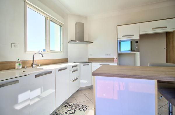 Ensemble immobilier aux portes d'Agen - Local commercial avec atelier de 1500 m² , Maison de 170m2 avec piscine et terrain constructible de 3050m2
