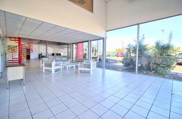 Ensemble immobilier aux portes d'Agen - Local commercial avec atelier de 1500 m² , Maison de 170m2 avec piscine et terrain constructible de 3050m2
