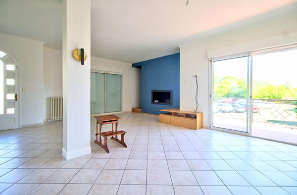 Ensemble immobilier aux portes d'Agen - Local commercial avec atelier de 1500 m² , Maison de 170m2 avec piscine et terrain constructible de 3050m2