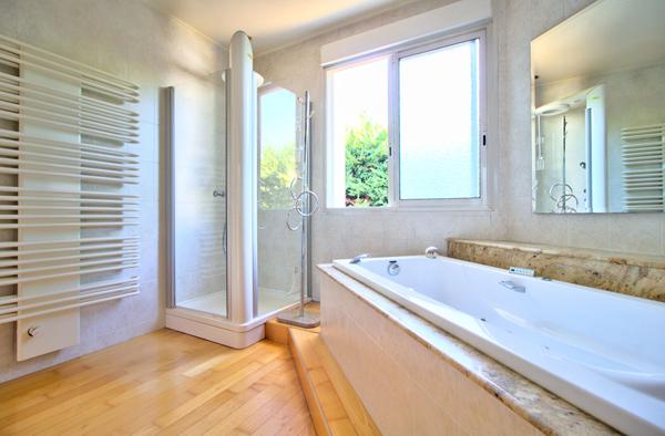 Ensemble immobilier aux portes d'Agen - Local commercial avec atelier de 1500 m² , Maison de 170m2 avec piscine et terrain constructible de 3050m2