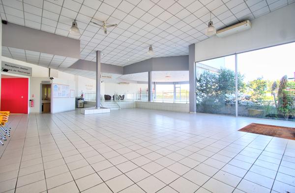 Ensemble immobilier aux portes d'Agen - Local commercial avec atelier de 1500 m² , Maison de 170m2 avec piscine et terrain constructible de 3050m2