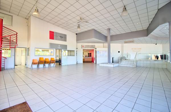 Ensemble immobilier aux portes d'Agen - Local commercial avec atelier de 1500 m² , Maison de 170m2 avec piscine et terrain constructible de 3050m2