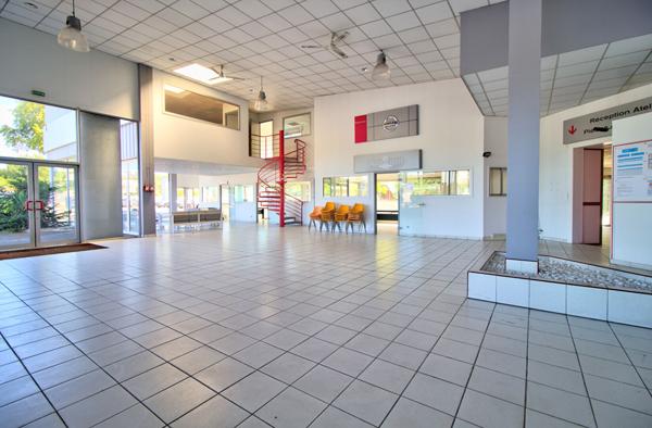 Ensemble immobilier aux portes d'Agen - Local commercial avec atelier de 1500 m² , Maison de 170m2 avec piscine et terrain constructible de 3050m2