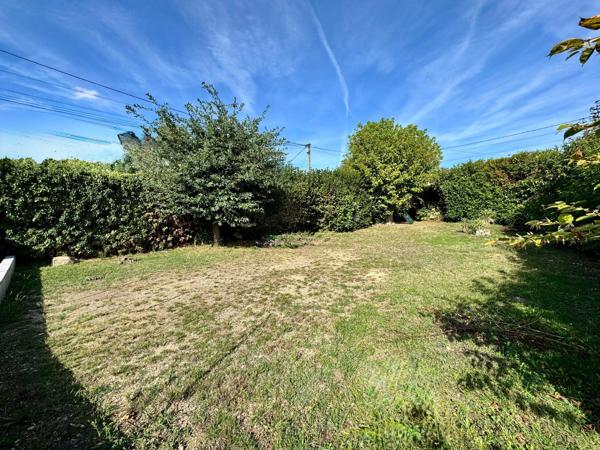 TERRAIN A BATIR DE 301 M² – BORNE ET CLOTURE