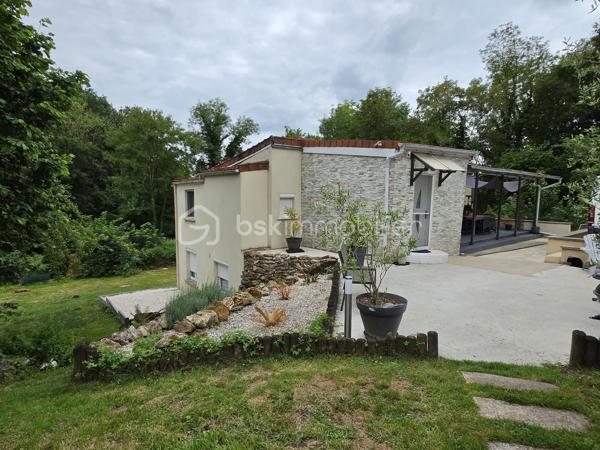 Sur les hauteurs de Pommeuse, dans un environnement calme et verdoyant, découvrez cette belle maison familiale d'environ 140 m² édifiée sur un terrain de 896 m².
Dès l'entrée, vous serez séduits par ses volumes et sa luminosité. Le rez-de-chaussée se compose d'une belle entrée avec placards, d'un vaste salon-séjour chaleureux équipé d'un poêle à granulés, ouvert sur une cuisine aménagée et entièrement équipée. Cet espace de vie d'environ 46 m² bénéficie d'un accès direct à une agréable terrasse de près de 40 m², idéale pour profiter des beaux jours.
Vous trouverez également à ce niveau une suite parentale avec espace dressing et salle d'eau privative, ainsi qu'un WC indépendant.
Le rez-de-jardin offre un grand dégagement desservant trois chambres, une salle d'eau, un vaste espace de rangement / débarras et un second WC indépendant.
À l'extérieur, vous profiterez d'un jardin agréable et arboré, d'un chalet de jardin d'environ 20 m² ainsi que de plusieurs places de stationnement.

Les plus :
* Toiture récente
* Double vitrage
* Fibre optique
* Portail électrique
* Volets roulants 

Une maison idéale pour accueillir une famille en quête de tranquillité, tout en restant proche des commodités. À visiter sans tarder !