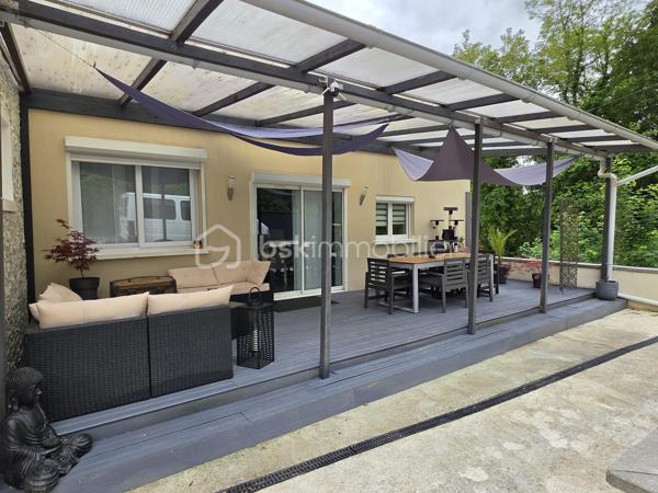 Sur les hauteurs de Pommeuse, dans un environnement calme et verdoyant, découvrez cette belle maison familiale d'environ 140 m² édifiée sur un terrain de 896 m².
Dès l'entrée, vous serez séduits par ses volumes et sa luminosité. Le rez-de-chaussée se compose d'une belle entrée avec placards, d'un vaste salon-séjour chaleureux équipé d'un poêle à granulés, ouvert sur une cuisine aménagée et entièrement équipée. Cet espace de vie d'environ 46 m² bénéficie d'un accès direct à une agréable terrasse de près de 40 m², idéale pour profiter des beaux jours.
Vous trouverez également à ce niveau une suite parentale avec espace dressing et salle d'eau privative, ainsi qu'un WC indépendant.
Le rez-de-jardin offre un grand dégagement desservant trois chambres, une salle d'eau, un vaste espace de rangement / débarras et un second WC indépendant.
À l'extérieur, vous profiterez d'un jardin agréable et arboré, d'un chalet de jardin d'environ 20 m² ainsi que de plusieurs places de stationnement.

Les plus :
* Toiture récente
* Double vitrage
* Fibre optique
* Portail électrique
* Volets roulants 

Une maison idéale pour accueillir une famille en quête de tranquillité, tout en restant proche des commodités. À visiter sans tarder !