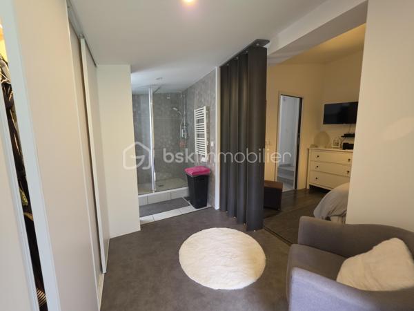 Sur les hauteurs de Pommeuse, dans un environnement calme et verdoyant, découvrez cette belle maison familiale d'environ 140 m² édifiée sur un terrain de 896 m².
Dès l'entrée, vous serez séduits par ses volumes et sa luminosité. Le rez-de-chaussée se compose d'une belle entrée avec placards, d'un vaste salon-séjour chaleureux équipé d'un poêle à granulés, ouvert sur une cuisine aménagée et entièrement équipée. Cet espace de vie d'environ 46 m² bénéficie d'un accès direct à une agréable terrasse de près de 40 m², idéale pour profiter des beaux jours.
Vous trouverez également à ce niveau une suite parentale avec espace dressing et salle d'eau privative, ainsi qu'un WC indépendant.
Le rez-de-jardin offre un grand dégagement desservant trois chambres, une salle d'eau, un vaste espace de rangement / débarras et un second WC indépendant.
À l'extérieur, vous profiterez d'un jardin agréable et arboré, d'un chalet de jardin d'environ 20 m² ainsi que de plusieurs places de stationnement.

Les plus :
* Toiture récente
* Double vitrage
* Fibre optique
* Portail électrique
* Volets roulants 

Une maison idéale pour accueillir une famille en quête de tranquillité, tout en restant proche des commodités. À visiter sans tarder !