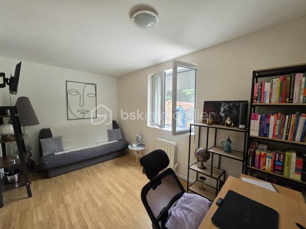 Sur les hauteurs de Pommeuse, dans un environnement calme et verdoyant, découvrez cette belle maison familiale d'environ 140 m² édifiée sur un terrain de 896 m².
Dès l'entrée, vous serez séduits par ses volumes et sa luminosité. Le rez-de-chaussée se compose d'une belle entrée avec placards, d'un vaste salon-séjour chaleureux équipé d'un poêle à granulés, ouvert sur une cuisine aménagée et entièrement équipée. Cet espace de vie d'environ 46 m² bénéficie d'un accès direct à une agréable terrasse de près de 40 m², idéale pour profiter des beaux jours.
Vous trouverez également à ce niveau une suite parentale avec espace dressing et salle d'eau privative, ainsi qu'un WC indépendant.
Le rez-de-jardin offre un grand dégagement desservant trois chambres, une salle d'eau, un vaste espace de rangement / débarras et un second WC indépendant.
À l'extérieur, vous profiterez d'un jardin agréable et arboré, d'un chalet de jardin d'environ 20 m² ainsi que de plusieurs places de stationnement.

Les plus :
* Toiture récente
* Double vitrage
* Fibre optique
* Portail électrique
* Volets roulants 

Une maison idéale pour accueillir une famille en quête de tranquillité, tout en restant proche des commodités. À visiter sans tarder !
