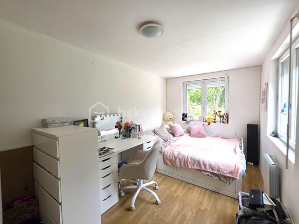 Sur les hauteurs de Pommeuse, dans un environnement calme et verdoyant, découvrez cette belle maison familiale d'environ 140 m² édifiée sur un terrain de 896 m².
Dès l'entrée, vous serez séduits par ses volumes et sa luminosité. Le rez-de-chaussée se compose d'une belle entrée avec placards, d'un vaste salon-séjour chaleureux équipé d'un poêle à granulés, ouvert sur une cuisine aménagée et entièrement équipée. Cet espace de vie d'environ 46 m² bénéficie d'un accès direct à une agréable terrasse de près de 40 m², idéale pour profiter des beaux jours.
Vous trouverez également à ce niveau une suite parentale avec espace dressing et salle d'eau privative, ainsi qu'un WC indépendant.
Le rez-de-jardin offre un grand dégagement desservant trois chambres, une salle d'eau, un vaste espace de rangement / débarras et un second WC indépendant.
À l'extérieur, vous profiterez d'un jardin agréable et arboré, d'un chalet de jardin d'environ 20 m² ainsi que de plusieurs places de stationnement.

Les plus :
* Toiture récente
* Double vitrage
* Fibre optique
* Portail électrique
* Volets roulants 

Une maison idéale pour accueillir une famille en quête de tranquillité, tout en restant proche des commodités. À visiter sans tarder !