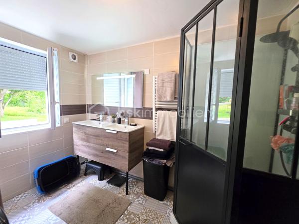 Sur les hauteurs de Pommeuse, dans un environnement calme et verdoyant, découvrez cette belle maison familiale d'environ 140 m² édifiée sur un terrain de 896 m².
Dès l'entrée, vous serez séduits par ses volumes et sa luminosité. Le rez-de-chaussée se compose d'une belle entrée avec placards, d'un vaste salon-séjour chaleureux équipé d'un poêle à granulés, ouvert sur une cuisine aménagée et entièrement équipée. Cet espace de vie d'environ 46 m² bénéficie d'un accès direct à une agréable terrasse de près de 40 m², idéale pour profiter des beaux jours.
Vous trouverez également à ce niveau une suite parentale avec espace dressing et salle d'eau privative, ainsi qu'un WC indépendant.
Le rez-de-jardin offre un grand dégagement desservant trois chambres, une salle d'eau, un vaste espace de rangement / débarras et un second WC indépendant.
À l'extérieur, vous profiterez d'un jardin agréable et arboré, d'un chalet de jardin d'environ 20 m² ainsi que de plusieurs places de stationnement.

Les plus :
* Toiture récente
* Double vitrage
* Fibre optique
* Portail électrique
* Volets roulants 

Une maison idéale pour accueillir une famille en quête de tranquillité, tout en restant proche des commodités. À visiter sans tarder !