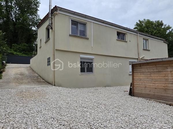 Sur les hauteurs de Pommeuse, dans un environnement calme et verdoyant, découvrez cette belle maison familiale d'environ 140 m² édifiée sur un terrain de 896 m².
Dès l'entrée, vous serez séduits par ses volumes et sa luminosité. Le rez-de-chaussée se compose d'une belle entrée avec placards, d'un vaste salon-séjour chaleureux équipé d'un poêle à granulés, ouvert sur une cuisine aménagée et entièrement équipée. Cet espace de vie d'environ 46 m² bénéficie d'un accès direct à une agréable terrasse de près de 40 m², idéale pour profiter des beaux jours.
Vous trouverez également à ce niveau une suite parentale avec espace dressing et salle d'eau privative, ainsi qu'un WC indépendant.
Le rez-de-jardin offre un grand dégagement desservant trois chambres, une salle d'eau, un vaste espace de rangement / débarras et un second WC indépendant.
À l'extérieur, vous profiterez d'un jardin agréable et arboré, d'un chalet de jardin d'environ 20 m² ainsi que de plusieurs places de stationnement.

Les plus :
* Toiture récente
* Double vitrage
* Fibre optique
* Portail électrique
* Volets roulants 

Une maison idéale pour accueillir une famille en quête de tranquillité, tout en restant proche des commodités. À visiter sans tarder !