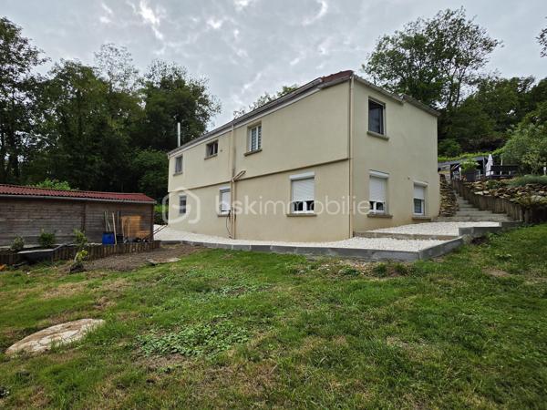Sur les hauteurs de Pommeuse, dans un environnement calme et verdoyant, découvrez cette belle maison familiale d'environ 140 m² édifiée sur un terrain de 896 m².
Dès l'entrée, vous serez séduits par ses volumes et sa luminosité. Le rez-de-chaussée se compose d'une belle entrée avec placards, d'un vaste salon-séjour chaleureux équipé d'un poêle à granulés, ouvert sur une cuisine aménagée et entièrement équipée. Cet espace de vie d'environ 46 m² bénéficie d'un accès direct à une agréable terrasse de près de 40 m², idéale pour profiter des beaux jours.
Vous trouverez également à ce niveau une suite parentale avec espace dressing et salle d'eau privative, ainsi qu'un WC indépendant.
Le rez-de-jardin offre un grand dégagement desservant trois chambres, une salle d'eau, un vaste espace de rangement / débarras et un second WC indépendant.
À l'extérieur, vous profiterez d'un jardin agréable et arboré, d'un chalet de jardin d'environ 20 m² ainsi que de plusieurs places de stationnement.

Les plus :
* Toiture récente
* Double vitrage
* Fibre optique
* Portail électrique
* Volets roulants 

Une maison idéale pour accueillir une famille en quête de tranquillité, tout en restant proche des commodités. À visiter sans tarder !