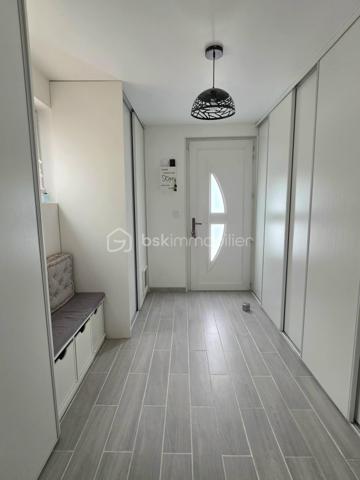 Sur les hauteurs de Pommeuse, dans un environnement calme et verdoyant, découvrez cette belle maison familiale d'environ 140 m² édifiée sur un terrain de 896 m².
Dès l'entrée, vous serez séduits par ses volumes et sa luminosité. Le rez-de-chaussée se compose d'une belle entrée avec placards, d'un vaste salon-séjour chaleureux équipé d'un poêle à granulés, ouvert sur une cuisine aménagée et entièrement équipée. Cet espace de vie d'environ 46 m² bénéficie d'un accès direct à une agréable terrasse de près de 40 m², idéale pour profiter des beaux jours.
Vous trouverez également à ce niveau une suite parentale avec espace dressing et salle d'eau privative, ainsi qu'un WC indépendant.
Le rez-de-jardin offre un grand dégagement desservant trois chambres, une salle d'eau, un vaste espace de rangement / débarras et un second WC indépendant.
À l'extérieur, vous profiterez d'un jardin agréable et arboré, d'un chalet de jardin d'environ 20 m² ainsi que de plusieurs places de stationnement.

Les plus :
* Toiture récente
* Double vitrage
* Fibre optique
* Portail électrique
* Volets roulants 

Une maison idéale pour accueillir une famille en quête de tranquillité, tout en restant proche des commodités. À visiter sans tarder !