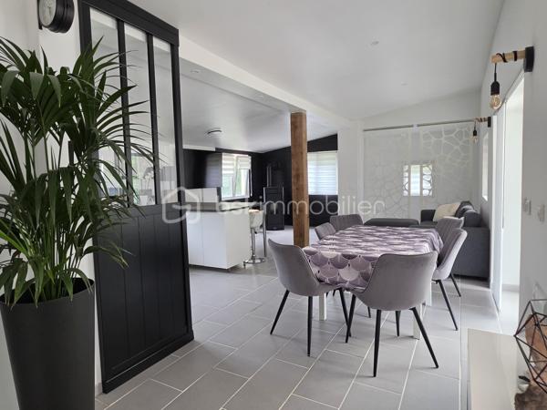 Sur les hauteurs de Pommeuse, dans un environnement calme et verdoyant, découvrez cette belle maison familiale d'environ 140 m² édifiée sur un terrain de 896 m².
Dès l'entrée, vous serez séduits par ses volumes et sa luminosité. Le rez-de-chaussée se compose d'une belle entrée avec placards, d'un vaste salon-séjour chaleureux équipé d'un poêle à granulés, ouvert sur une cuisine aménagée et entièrement équipée. Cet espace de vie d'environ 46 m² bénéficie d'un accès direct à une agréable terrasse de près de 40 m², idéale pour profiter des beaux jours.
Vous trouverez également à ce niveau une suite parentale avec espace dressing et salle d'eau privative, ainsi qu'un WC indépendant.
Le rez-de-jardin offre un grand dégagement desservant trois chambres, une salle d'eau, un vaste espace de rangement / débarras et un second WC indépendant.
À l'extérieur, vous profiterez d'un jardin agréable et arboré, d'un chalet de jardin d'environ 20 m² ainsi que de plusieurs places de stationnement.

Les plus :
* Toiture récente
* Double vitrage
* Fibre optique
* Portail électrique
* Volets roulants 

Une maison idéale pour accueillir une famille en quête de tranquillité, tout en restant proche des commodités. À visiter sans tarder !