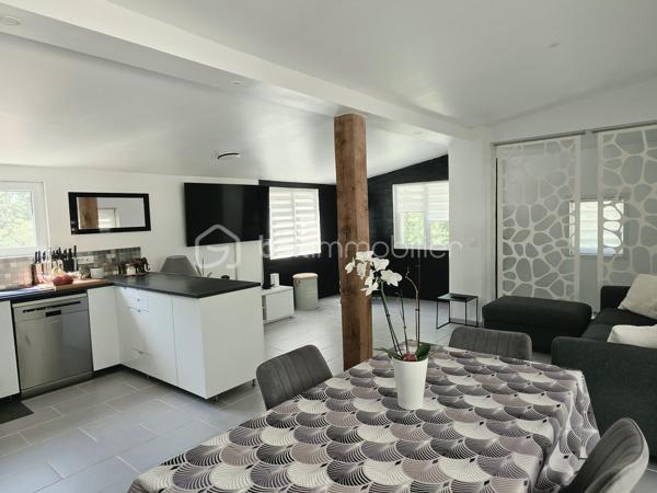 Sur les hauteurs de Pommeuse, dans un environnement calme et verdoyant, découvrez cette belle maison familiale d'environ 140 m² édifiée sur un terrain de 896 m².
Dès l'entrée, vous serez séduits par ses volumes et sa luminosité. Le rez-de-chaussée se compose d'une belle entrée avec placards, d'un vaste salon-séjour chaleureux équipé d'un poêle à granulés, ouvert sur une cuisine aménagée et entièrement équipée. Cet espace de vie d'environ 46 m² bénéficie d'un accès direct à une agréable terrasse de près de 40 m², idéale pour profiter des beaux jours.
Vous trouverez également à ce niveau une suite parentale avec espace dressing et salle d'eau privative, ainsi qu'un WC indépendant.
Le rez-de-jardin offre un grand dégagement desservant trois chambres, une salle d'eau, un vaste espace de rangement / débarras et un second WC indépendant.
À l'extérieur, vous profiterez d'un jardin agréable et arboré, d'un chalet de jardin d'environ 20 m² ainsi que de plusieurs places de stationnement.

Les plus :
* Toiture récente
* Double vitrage
* Fibre optique
* Portail électrique
* Volets roulants 

Une maison idéale pour accueillir une famille en quête de tranquillité, tout en restant proche des commodités. À visiter sans tarder !
