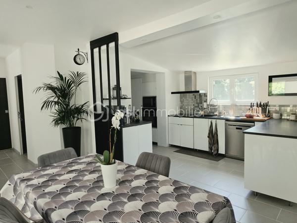 Sur les hauteurs de Pommeuse, dans un environnement calme et verdoyant, découvrez cette belle maison familiale d'environ 140 m² édifiée sur un terrain de 896 m².
Dès l'entrée, vous serez séduits par ses volumes et sa luminosité. Le rez-de-chaussée se compose d'une belle entrée avec placards, d'un vaste salon-séjour chaleureux équipé d'un poêle à granulés, ouvert sur une cuisine aménagée et entièrement équipée. Cet espace de vie d'environ 46 m² bénéficie d'un accès direct à une agréable terrasse de près de 40 m², idéale pour profiter des beaux jours.
Vous trouverez également à ce niveau une suite parentale avec espace dressing et salle d'eau privative, ainsi qu'un WC indépendant.
Le rez-de-jardin offre un grand dégagement desservant trois chambres, une salle d'eau, un vaste espace de rangement / débarras et un second WC indépendant.
À l'extérieur, vous profiterez d'un jardin agréable et arboré, d'un chalet de jardin d'environ 20 m² ainsi que de plusieurs places de stationnement.

Les plus :
* Toiture récente
* Double vitrage
* Fibre optique
* Portail électrique
* Volets roulants 

Une maison idéale pour accueillir une famille en quête de tranquillité, tout en restant proche des commodités. À visiter sans tarder !