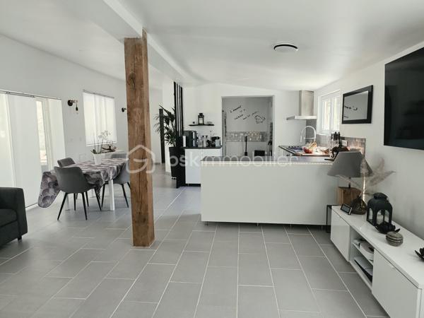 Sur les hauteurs de Pommeuse, dans un environnement calme et verdoyant, découvrez cette belle maison familiale d'environ 140 m² édifiée sur un terrain de 896 m².
Dès l'entrée, vous serez séduits par ses volumes et sa luminosité. Le rez-de-chaussée se compose d'une belle entrée avec placards, d'un vaste salon-séjour chaleureux équipé d'un poêle à granulés, ouvert sur une cuisine aménagée et entièrement équipée. Cet espace de vie d'environ 46 m² bénéficie d'un accès direct à une agréable terrasse de près de 40 m², idéale pour profiter des beaux jours.
Vous trouverez également à ce niveau une suite parentale avec espace dressing et salle d'eau privative, ainsi qu'un WC indépendant.
Le rez-de-jardin offre un grand dégagement desservant trois chambres, une salle d'eau, un vaste espace de rangement / débarras et un second WC indépendant.
À l'extérieur, vous profiterez d'un jardin agréable et arboré, d'un chalet de jardin d'environ 20 m² ainsi que de plusieurs places de stationnement.

Les plus :
* Toiture récente
* Double vitrage
* Fibre optique
* Portail électrique
* Volets roulants 

Une maison idéale pour accueillir une famille en quête de tranquillité, tout en restant proche des commodités. À visiter sans tarder !