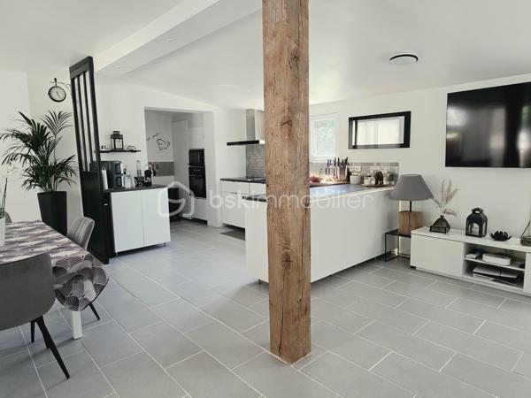 Sur les hauteurs de Pommeuse, dans un environnement calme et verdoyant, découvrez cette belle maison familiale d'environ 140 m² édifiée sur un terrain de 896 m².
Dès l'entrée, vous serez séduits par ses volumes et sa luminosité. Le rez-de-chaussée se compose d'une belle entrée avec placards, d'un vaste salon-séjour chaleureux équipé d'un poêle à granulés, ouvert sur une cuisine aménagée et entièrement équipée. Cet espace de vie d'environ 46 m² bénéficie d'un accès direct à une agréable terrasse de près de 40 m², idéale pour profiter des beaux jours.
Vous trouverez également à ce niveau une suite parentale avec espace dressing et salle d'eau privative, ainsi qu'un WC indépendant.
Le rez-de-jardin offre un grand dégagement desservant trois chambres, une salle d'eau, un vaste espace de rangement / débarras et un second WC indépendant.
À l'extérieur, vous profiterez d'un jardin agréable et arboré, d'un chalet de jardin d'environ 20 m² ainsi que de plusieurs places de stationnement.

Les plus :
* Toiture récente
* Double vitrage
* Fibre optique
* Portail électrique
* Volets roulants 

Une maison idéale pour accueillir une famille en quête de tranquillité, tout en restant proche des commodités. À visiter sans tarder !