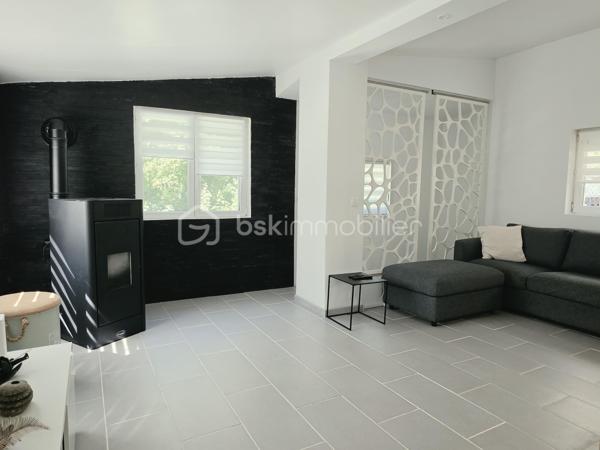 Sur les hauteurs de Pommeuse, dans un environnement calme et verdoyant, découvrez cette belle maison familiale d'environ 140 m² édifiée sur un terrain de 896 m².
Dès l'entrée, vous serez séduits par ses volumes et sa luminosité. Le rez-de-chaussée se compose d'une belle entrée avec placards, d'un vaste salon-séjour chaleureux équipé d'un poêle à granulés, ouvert sur une cuisine aménagée et entièrement équipée. Cet espace de vie d'environ 46 m² bénéficie d'un accès direct à une agréable terrasse de près de 40 m², idéale pour profiter des beaux jours.
Vous trouverez également à ce niveau une suite parentale avec espace dressing et salle d'eau privative, ainsi qu'un WC indépendant.
Le rez-de-jardin offre un grand dégagement desservant trois chambres, une salle d'eau, un vaste espace de rangement / débarras et un second WC indépendant.
À l'extérieur, vous profiterez d'un jardin agréable et arboré, d'un chalet de jardin d'environ 20 m² ainsi que de plusieurs places de stationnement.

Les plus :
* Toiture récente
* Double vitrage
* Fibre optique
* Portail électrique
* Volets roulants 

Une maison idéale pour accueillir une famille en quête de tranquillité, tout en restant proche des commodités. À visiter sans tarder !