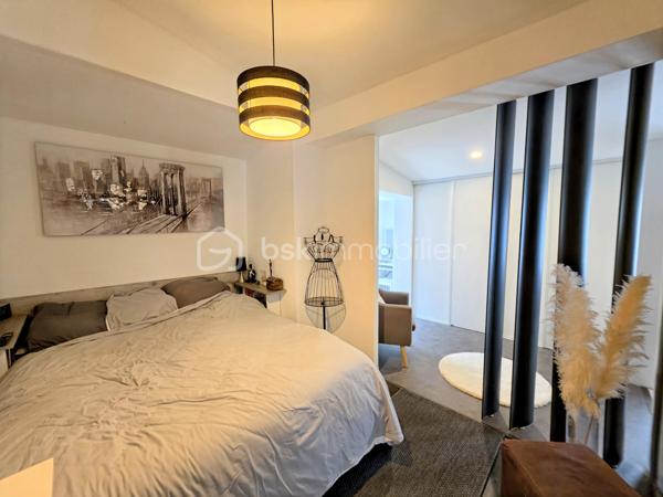 Sur les hauteurs de Pommeuse, dans un environnement calme et verdoyant, découvrez cette belle maison familiale d'environ 140 m² édifiée sur un terrain de 896 m².
Dès l'entrée, vous serez séduits par ses volumes et sa luminosité. Le rez-de-chaussée se compose d'une belle entrée avec placards, d'un vaste salon-séjour chaleureux équipé d'un poêle à granulés, ouvert sur une cuisine aménagée et entièrement équipée. Cet espace de vie d'environ 46 m² bénéficie d'un accès direct à une agréable terrasse de près de 40 m², idéale pour profiter des beaux jours.
Vous trouverez également à ce niveau une suite parentale avec espace dressing et salle d'eau privative, ainsi qu'un WC indépendant.
Le rez-de-jardin offre un grand dégagement desservant trois chambres, une salle d'eau, un vaste espace de rangement / débarras et un second WC indépendant.
À l'extérieur, vous profiterez d'un jardin agréable et arboré, d'un chalet de jardin d'environ 20 m² ainsi que de plusieurs places de stationnement.

Les plus :
* Toiture récente
* Double vitrage
* Fibre optique
* Portail électrique
* Volets roulants 

Une maison idéale pour accueillir une famille en quête de tranquillité, tout en restant proche des commodités. À visiter sans tarder !