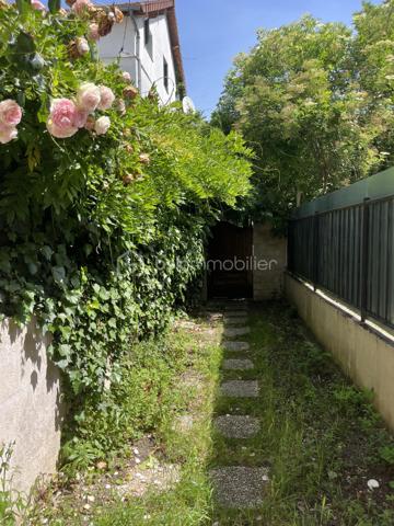 À 10 minutes à pied du RER A, Nanterre ville, cette maison de caractère construite avant 1948 offre des volumes généreux et un potentiel de valorisation immédiate exceptionnel.

Implantée sur un terrain de 143 m², elle se compose au rez-de-chaussée d'une entrée avec véranda, d'un séjour cuisine ouvert de 24,5 m², d'une chambre, d'une salle d'eau et d'un WC. À l'étage, trois chambres, une salle d'eau, un WC et un dégagement pouvant accueillir un bureau. Les combles accessibles par escalier offrent environ 40 m² supplémentaires à aménager selon vos projets. Une terrasse de 65 m² entourée d'arbres complète agréablement cet ensemble.

En sous-bassement, une dépendance de 36 m² (ancien garage transformé) constitue un grand studio ou T2 indépendant, idéal pour générer des potentiels revenus locatifs ou accueillir des proches.

Pourquoi ce bien est une opportunité :

quelques travaux ciblés, notamment l'installation d'une pompe à chaleur air/eau, permettent de faire passer le DPE de E à C, augmentant significativement la valeur du bien. La colocation y est naturellement adaptée, la maison mitoyenne en faisant déjà l'objet avec succès. La proximité du RER A, des universités et des transports en fait un actif locatif de premier ordre.

À visiter sans tarder. Bien rare sur ce secteur.